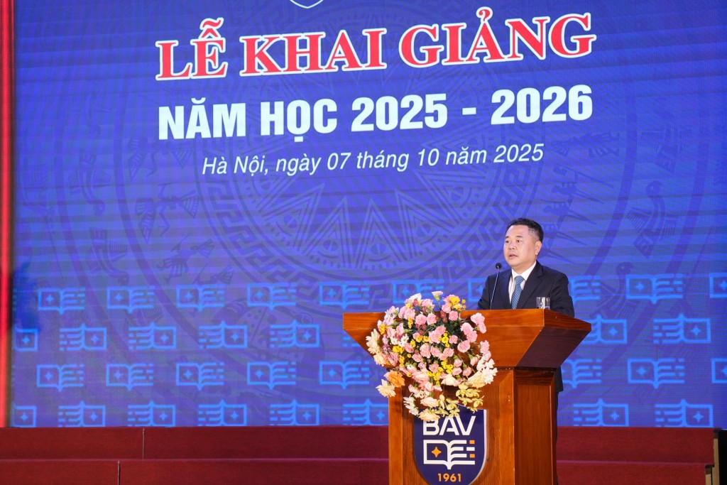 Ông Nguyễn Ngọc Cảnh - Phó Thống Đốc Ngân hàng Nhà nước Việt Nam đánh giá cao những thành tích Học viện Ngân hàng đã đạt được trong năm học vừa qua và kỳ vọng trong năm học mới những thành tích này sẽ được nhân lên gấp bội