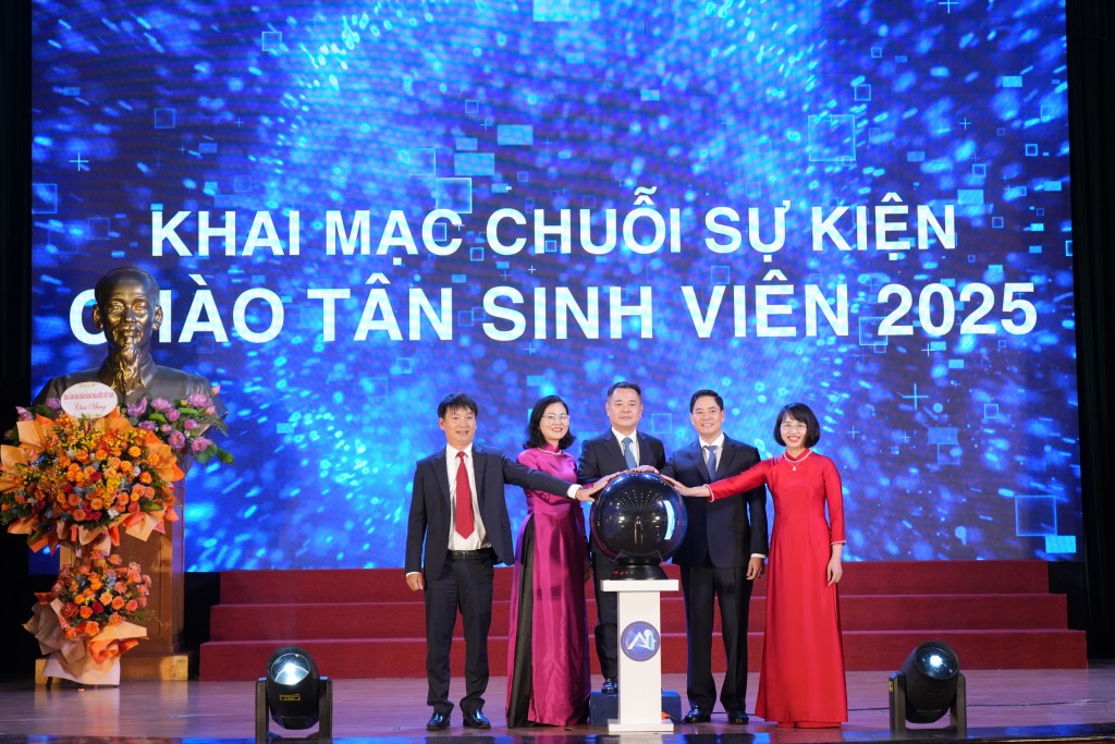 Các đại biểu thực hiện nghi thức khai mạc chuỗi sự kiện Chào tân sinh viên năm 2025