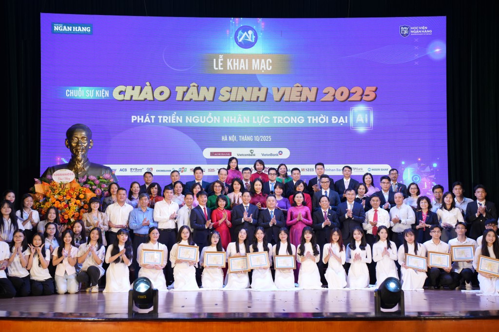 Các đại biểu chụp hình lưu niệm cùng đại diện sinh viên ưu tú Học viện Ngân hàng
