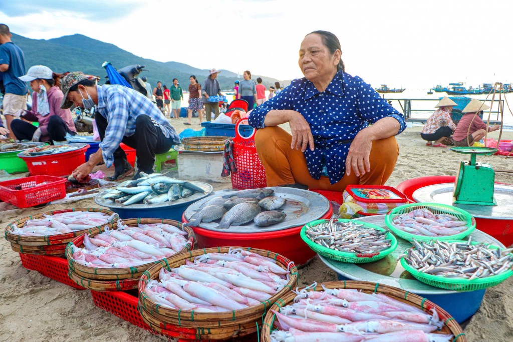 Hải sản được bày bán là thành quả của những chuyến đánh bắt gần bờ trong đêm nào là tôm, mực, cá cơm, cá nục, cá bạc má... (Ảnh Đ.Minh)