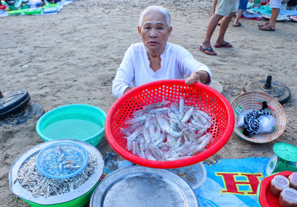 Mực ở đây là mực câu nên đảm bảo về độ tươi ngon, nhiều mớ mực còn nhảy “tanh tách” (Ảnh Đ.Minh)