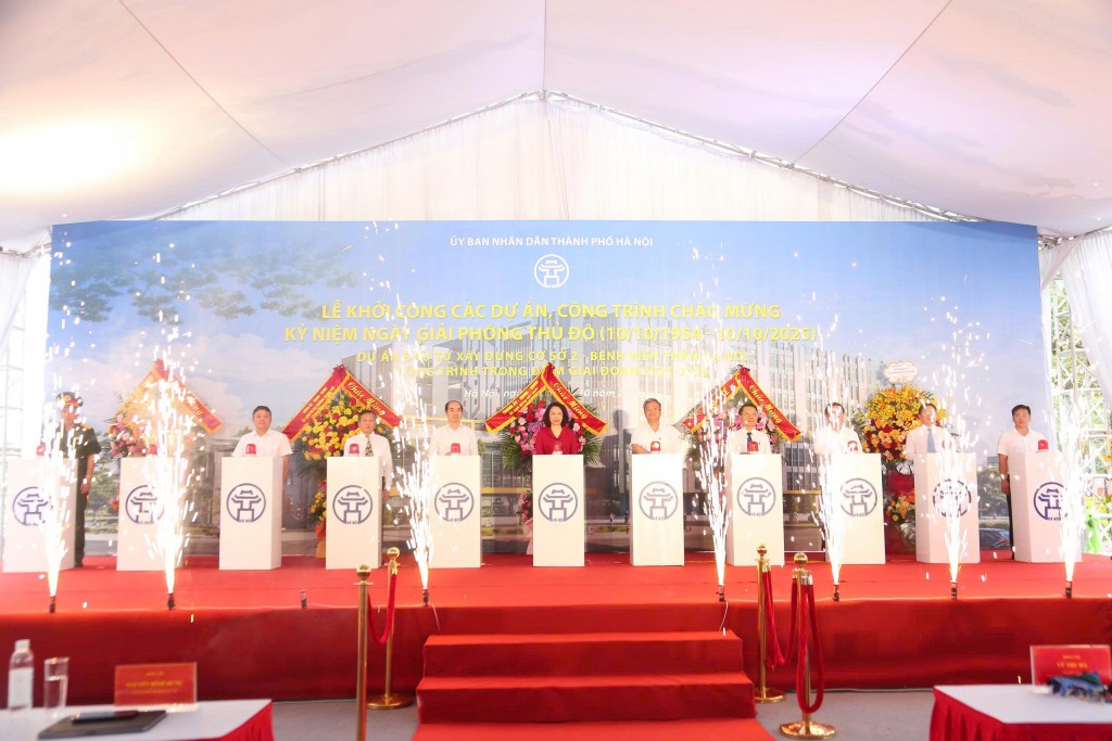 Các đại biểu thực hiện nghi thức khởi công