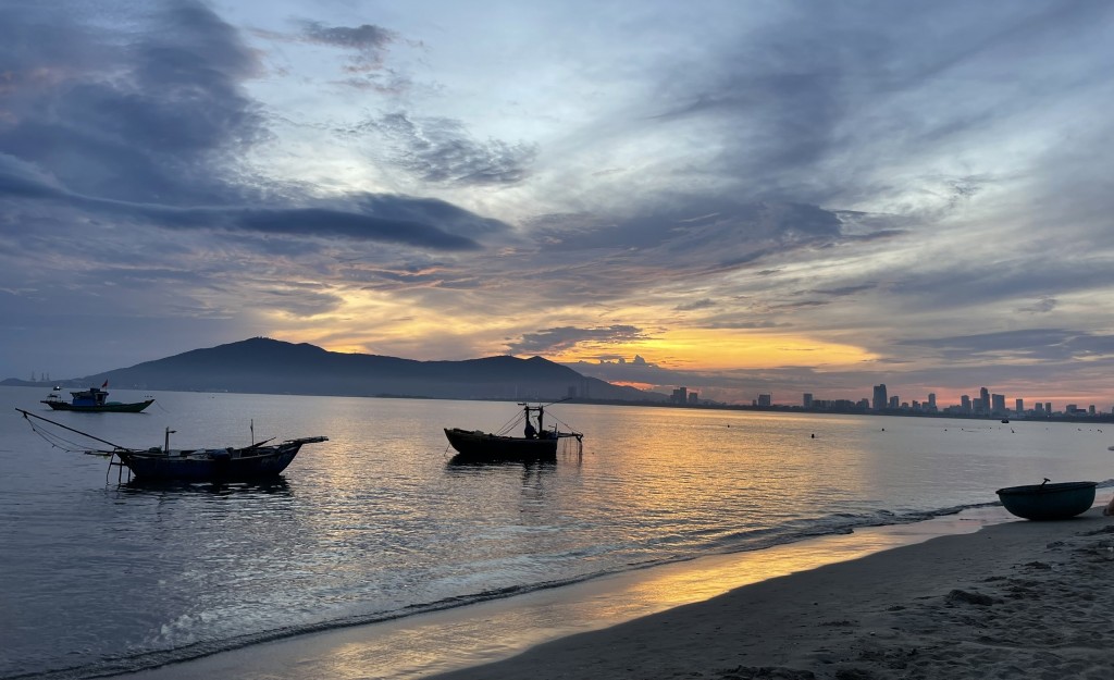 Ánh bình minh nhẹ nhàng ngày mới lấp ló khiến biển Mân Thái trở nên đẹp và yên bình đến lạ thường (Ảnh Đ.Minh)