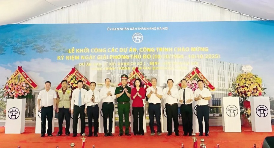 Các đại biểu thực hiện nghi thức khởi công