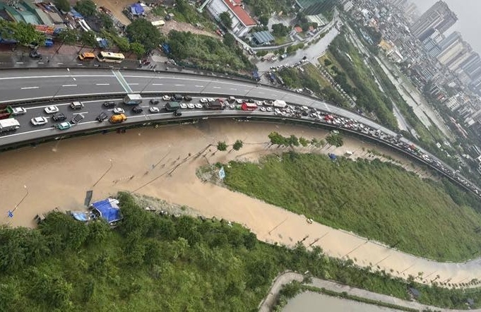 Nước ngập rất sâu ở khu vực đường Phạm Hùng.