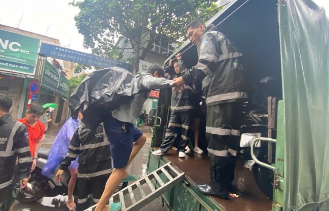 Lực lượng Cảnh sát cơ động căng mình hỗ trợ người dân "vượt" lụt