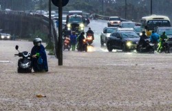 Nội thành Hà Nội tiếp tục có mưa rào và dông trong 4 giờ tới