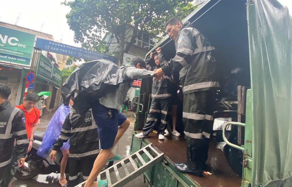 Lực lượng Cảnh sát cơ động căng mình hỗ trợ người dân "vượt" lụt