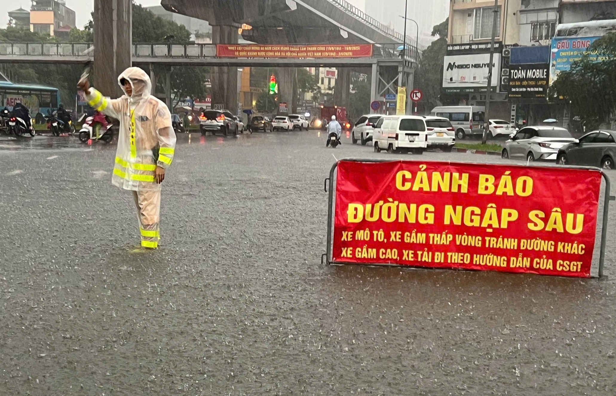 Huy động tối đa lực lượng bơm tiêu, khơi dòng sau mưa lớn