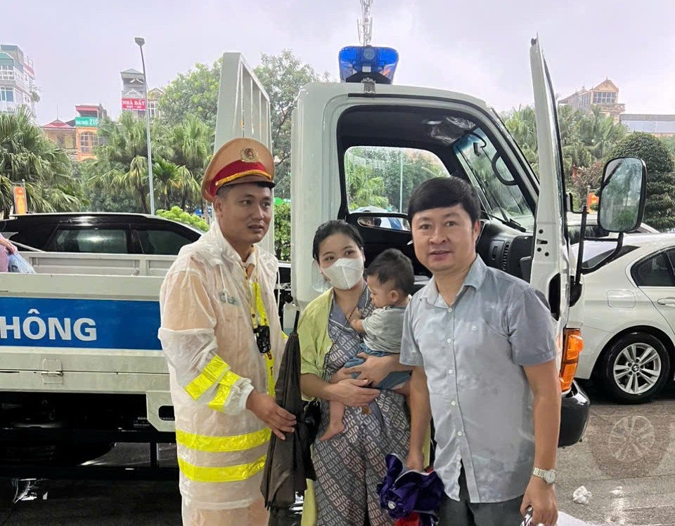Sắc áo vàng căng mình trong mưa, bão đảm bảo an toàn giao thông