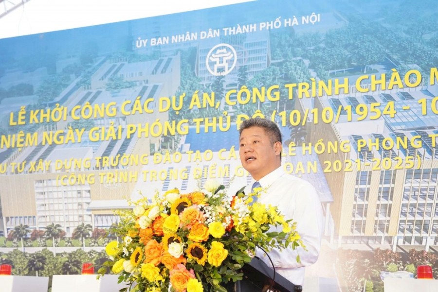 Phó Chủ tịch UBND thành phố Hà Nội Nguyễn Mạnh Quyền phát biểu chỉ đạo tại lễ khởi công. Ảnh Hữu Tiệp