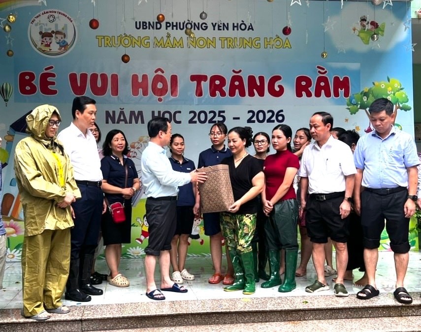 Sở GD-ĐT Hà Nội động viên cán bộ, giáo viên, nhân viên Trường Mầm non Trung Hòa (phường Yên Hòa). 
