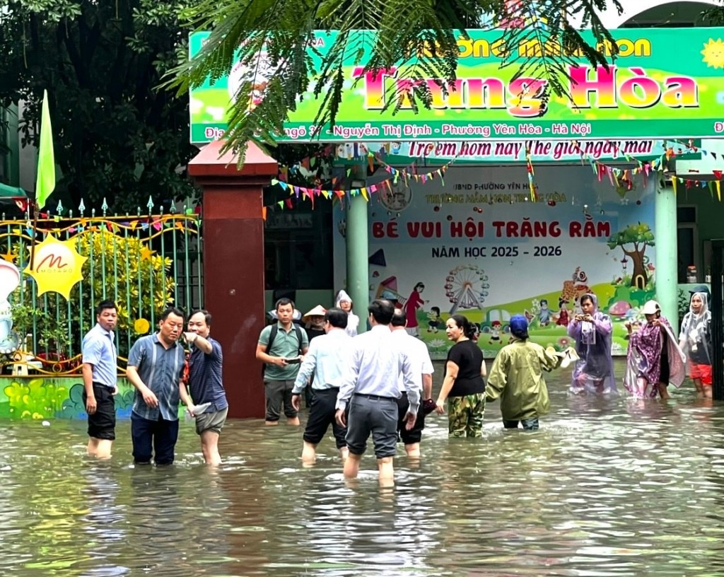 Lãnh đạo Sở GD&amp;ĐT Hà Nội kiểm tra công tác ứng phó với mưa bão tại các trường học ngày 7/10