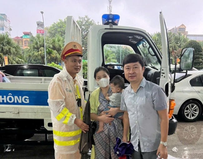 Sắc áo vàng căng mình trong mưa, bão đảm bảo an toàn giao thông