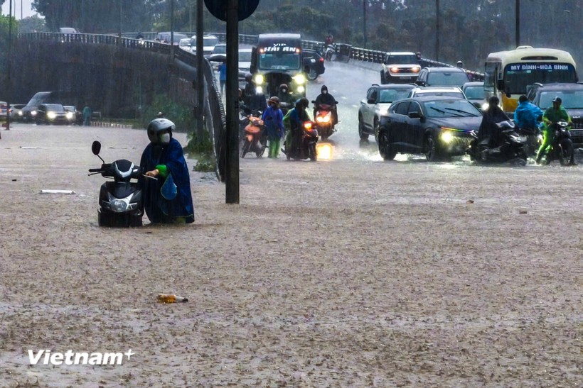 Hoàn lưu cơn bão số 11 (bão Matmo) gây mưa lớn từ nửa đêm đến sáng 7/10 làm hàng chục điểm trung tâm Hà Nội ngập sâu; Đài Khí tượng Thủy văn Bắc Bộ dự báo mưa rất to kèm giông sẽ kéo dài. (Ảnh: Hoài Nam/Vietnam+)