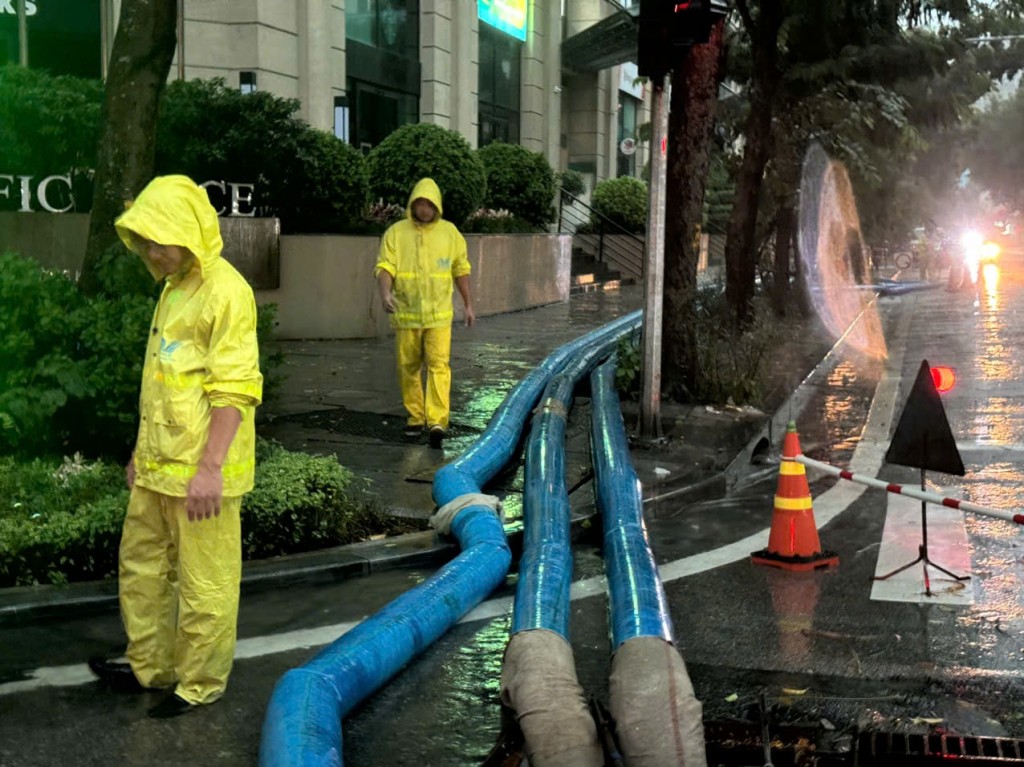 Công nhân thoát nước vận hành các đầu hút nước trên phố Phan Bội Châu. Ảnh: Ngọc Uyên