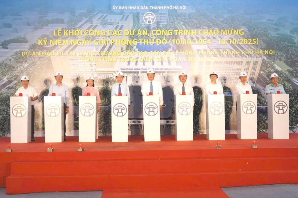 Phó Chủ tịch UBND thành phố Hà Nội Nguyễn Mạnh Quyền và các đại biểu thực hiện nghi thức khởi công dự án. Ảnh Hữu Tiệp