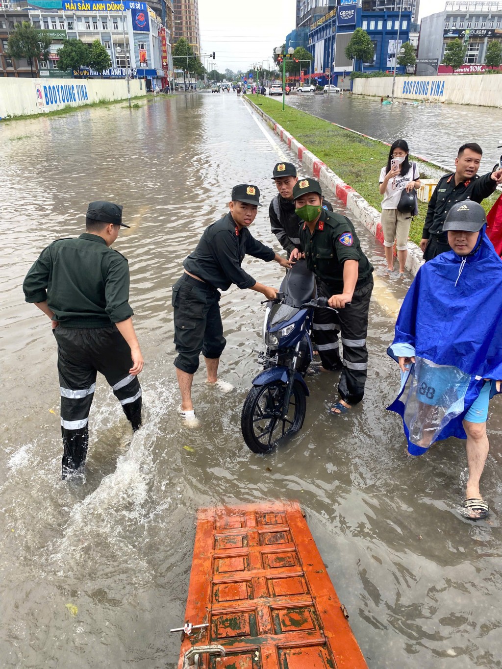 Lực lượng Cảnh sát cơ động căng mình hỗ trợ người dân 