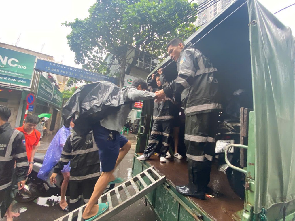 Lực lượng Cảnh sát cơ động căng mình hỗ trợ người dân 