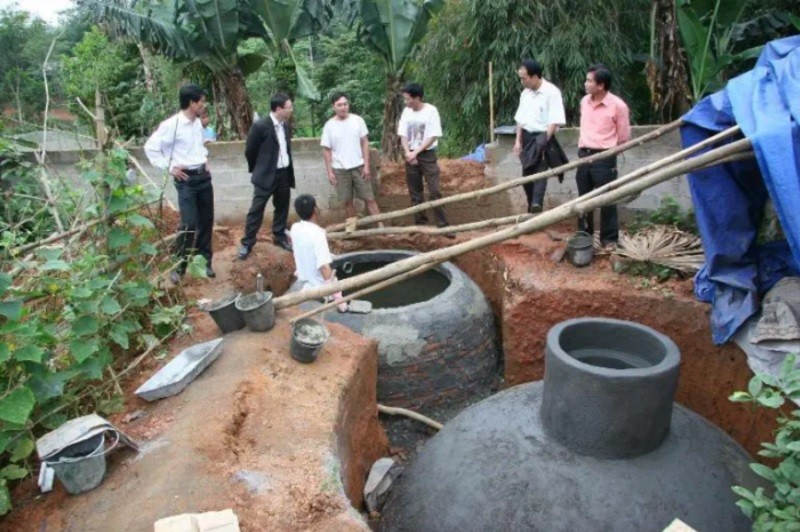 Xây dựng một hầm khí biogas bằng gạch. Ảnh: Báo Bắc Giang Xây dựng một hầm khí biogas bằng gạch. Ảnh: Báo Bắc Giang
