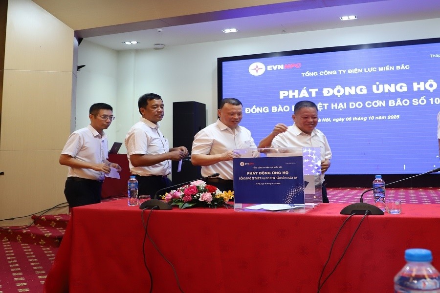 Các đồng chí lãnh đạo EVNNPC ủng hộ đồng bào các tỉnh bị thiệt hại do bão số 10