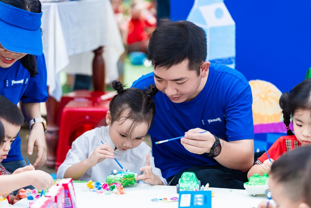 Sân trường rộn rã tiếng cười, những trò chơi sôi động, những bàn tay bé xíu khéo léo tô màu, vẽ nên bức tranh thơ trẻ, tô nên những ước mơ.