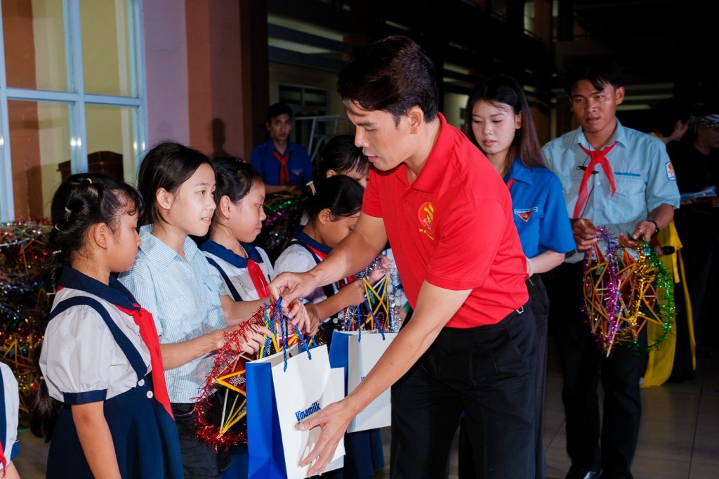 Tại chương trình “Ánh trăng hòa bình” ở xã Kim Long (thành phố Hồ Chí Minh), những món quà dinh dưỡng của Vinamilk được trao đến các em nhỏ với rất nhiều yêu thương.