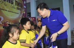 Vinamilk "thắp sáng" mùa trăng, gửi trọn yêu thương đến trẻ em Việt