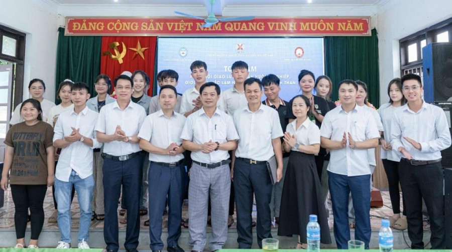 Các đại biểu và các em học sinh chụp ảnh kỷ niệm