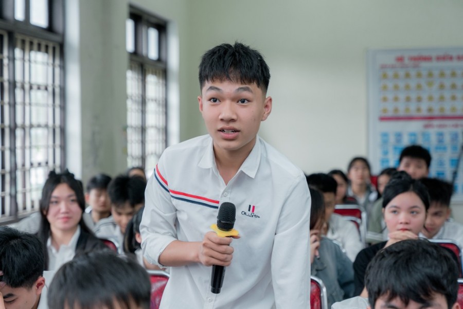 Các em học sinh đặt câu hỏi, giao lưu tại tọa đàm