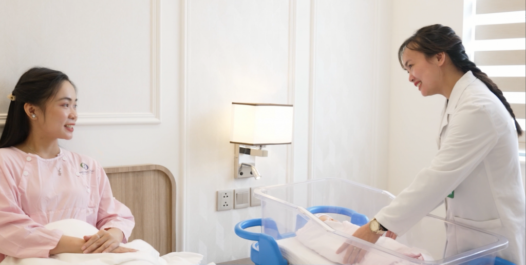 Bác nhi Nhi khoa thăm khám định kỳ cho em bé để đảm bảo con phát triển khoẻ mạnh