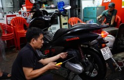 Mưa lớn xuyên đêm, tiệm sửa xe tại Hà Nội hoạt động hết công suất