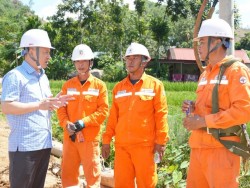 Sát cánh cùng người thợ điện tuyến đầu khắc phục hậu quả bão lũ
