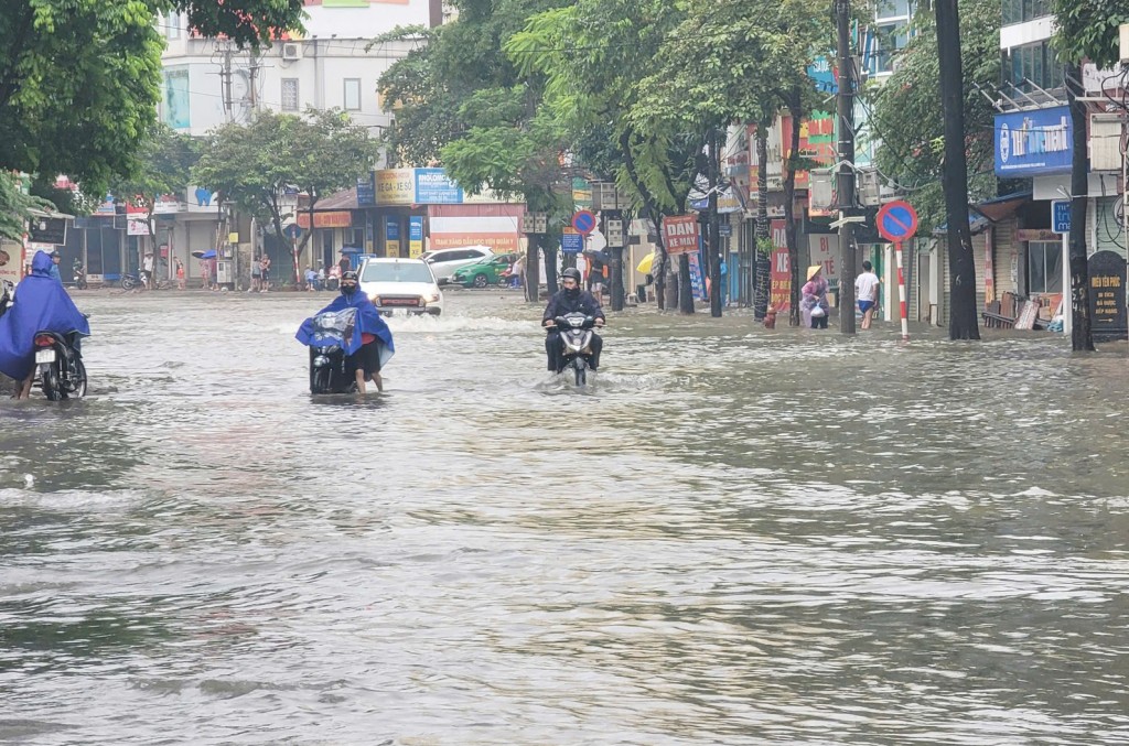 Mưa lớn xuyên đêm, tiệm sửa xe tại Hà Nội hoạt động hết công suất