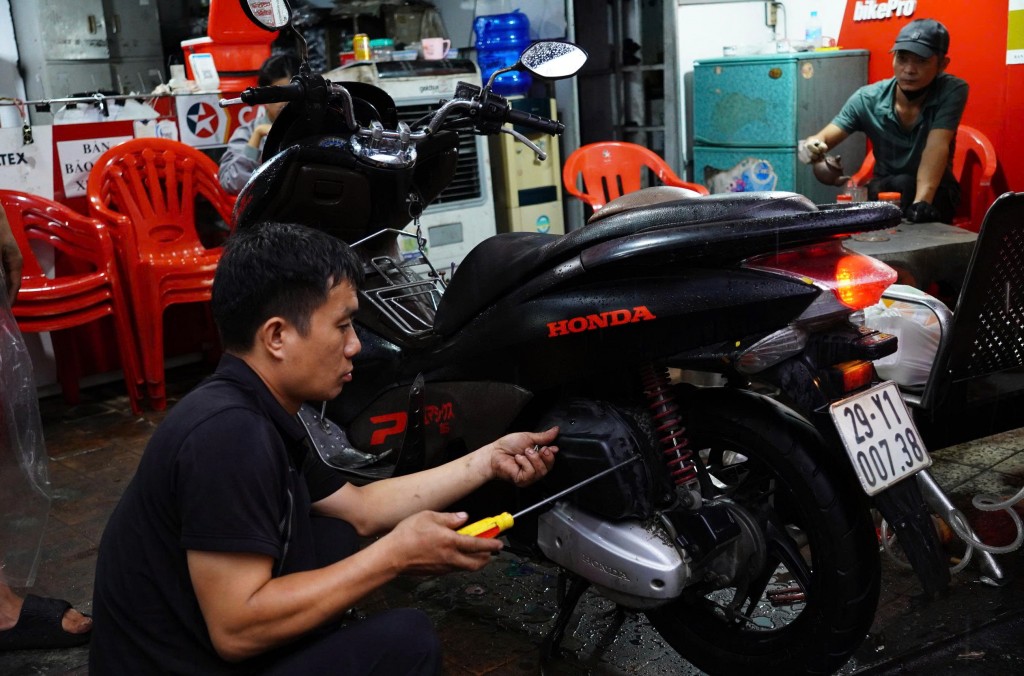 Mưa lớn xuyên đêm, tiệm sửa xe tại Hà Nội hoạt động hết công suất