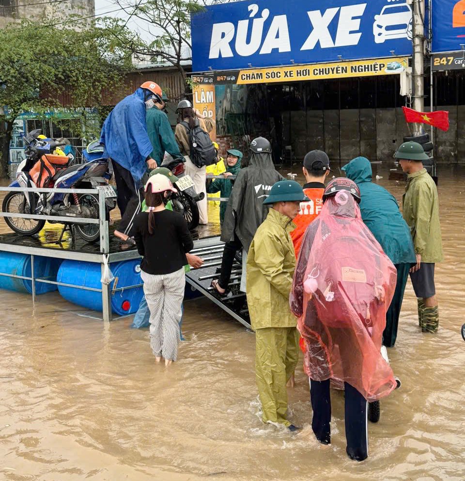 Mưa lớn xuyên đêm, tiệm sửa xe tại Hà Nội hoạt động hết công suất