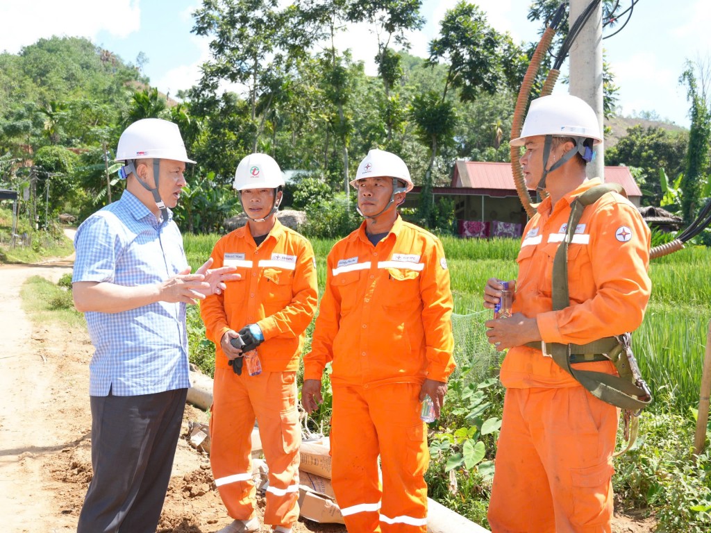 Bí thư Đảng ủy, Giám đốc PC Thanh Hóa Hoàng Hải thăm hỏi, động viên lực lượng công nhân Đội QLĐL khu vực Thường Xuân đang khắc phục thiệt hại sau bão số 10 tại xã Bát Mọt tỉnh Thanh Hóa