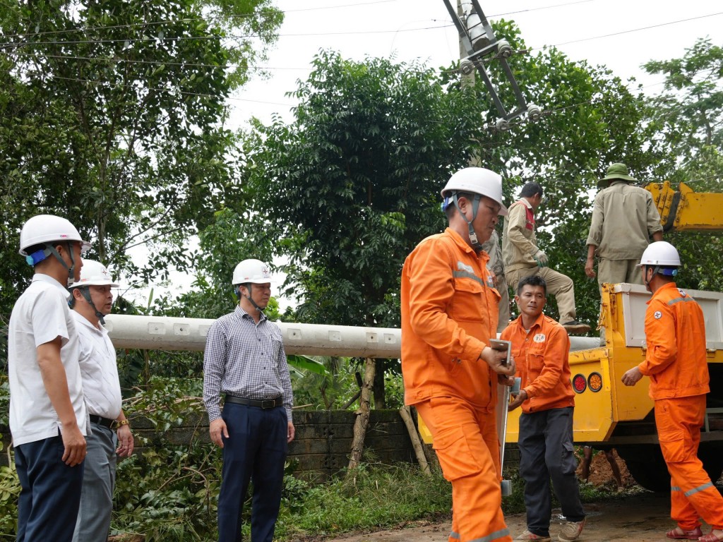 Công nhân Đội QLĐL khu vực Thọ Xuân cùng các nhà thầu nỗ lực khắc phục thiệt hại sau khi bão số 10, mưa lũ càn quét