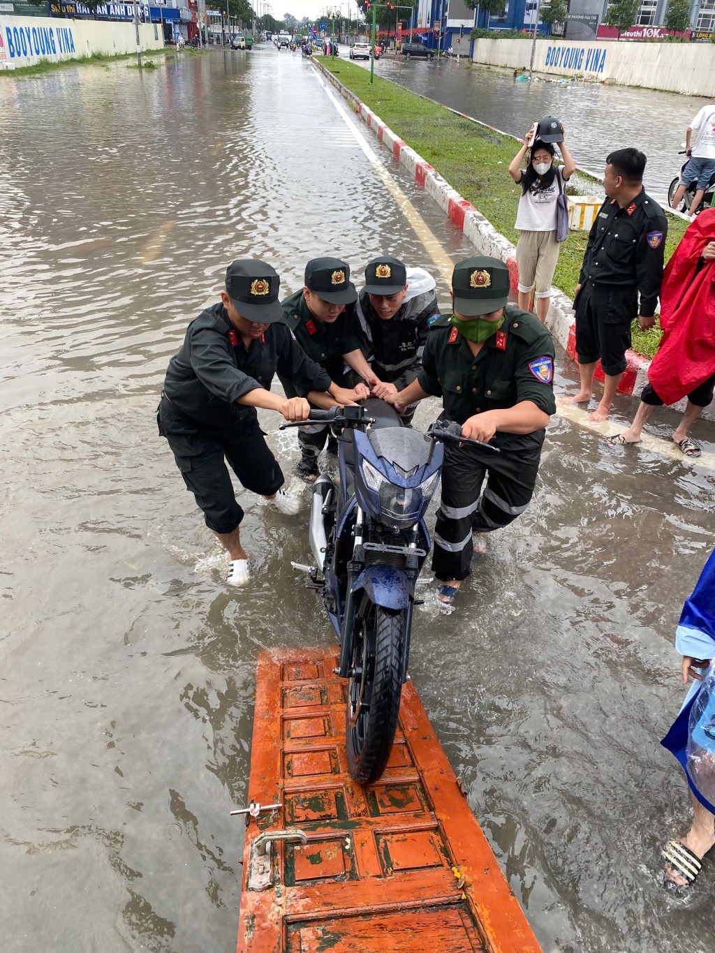 Giao thông nội đô đã ổn định, Hà Nội còn 9 điểm ngập sâu