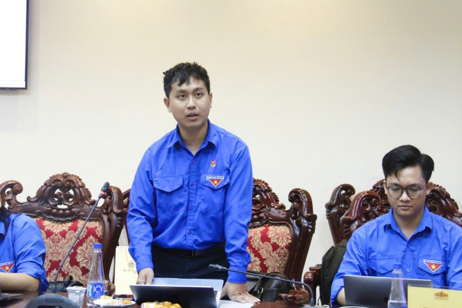 Thanh niên góp ý tại hội nghị