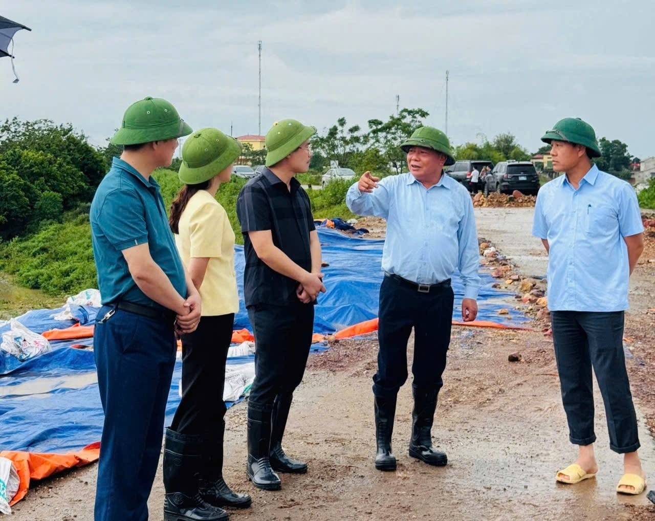 Phó Bí thư Thường trực Thành ủy Hà Nội Nguyễn Văn Phong kiểm tra trọng điểm xung yếu trên tuyến đê hữu Cầu, xã Đa Phúc.