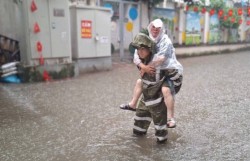 Công an phường Ba Đình hỗ trợ người dân trong cơn bão số 11