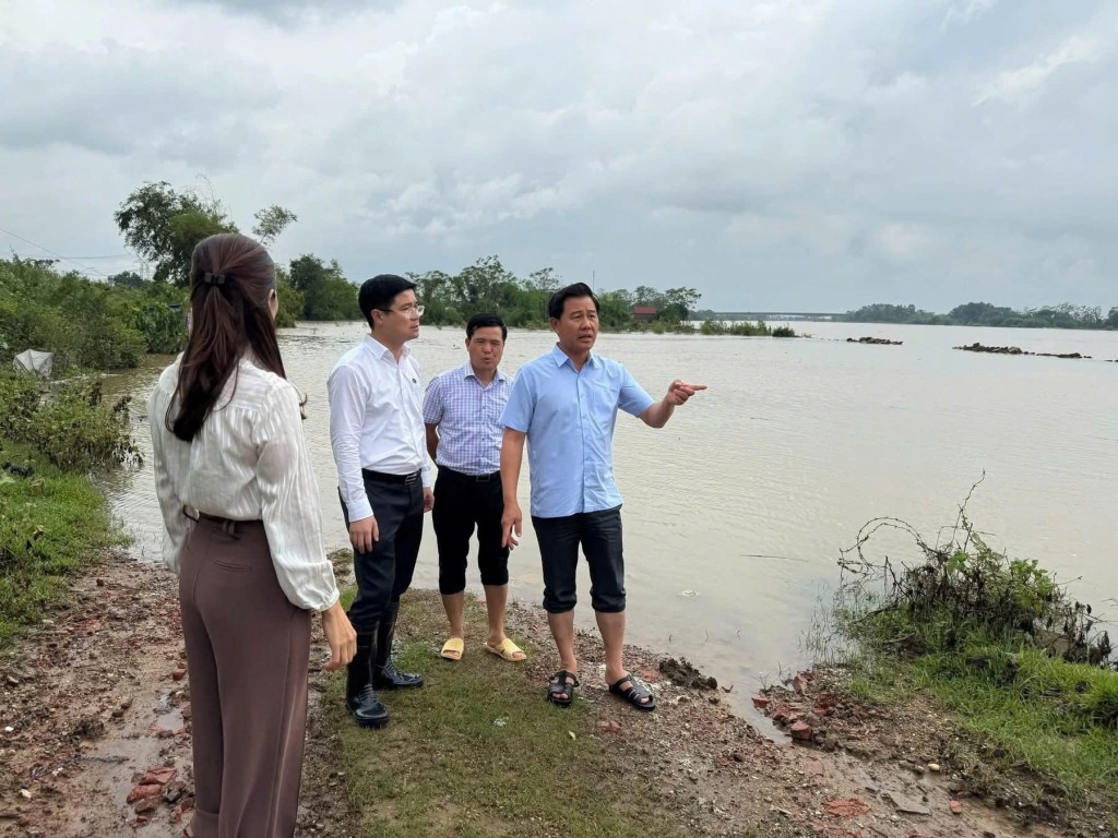 Giám đốc Sở Nông nghiệp và Môi trường Hà Nội Nguyễn Xuân Đại và lãnh đạo địa phương kiểm tra diễn biến lũ trên sông Cầu.