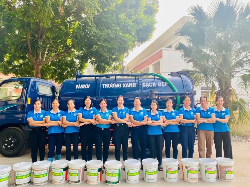 Phụ nữ xã Minh Châu chung tay thu gom xử lý chất thải chăn nuôi, bảo vệ môi trường. Ảnh: Diệu Thu