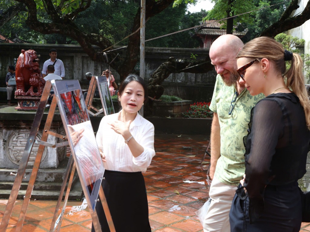 Triển lãm thu hút đông đảo khách trong và ngoài nước tham quan, thưởng lãm