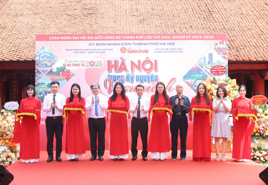 Các vị đại biểu cắt băng khai mạc triển lãm