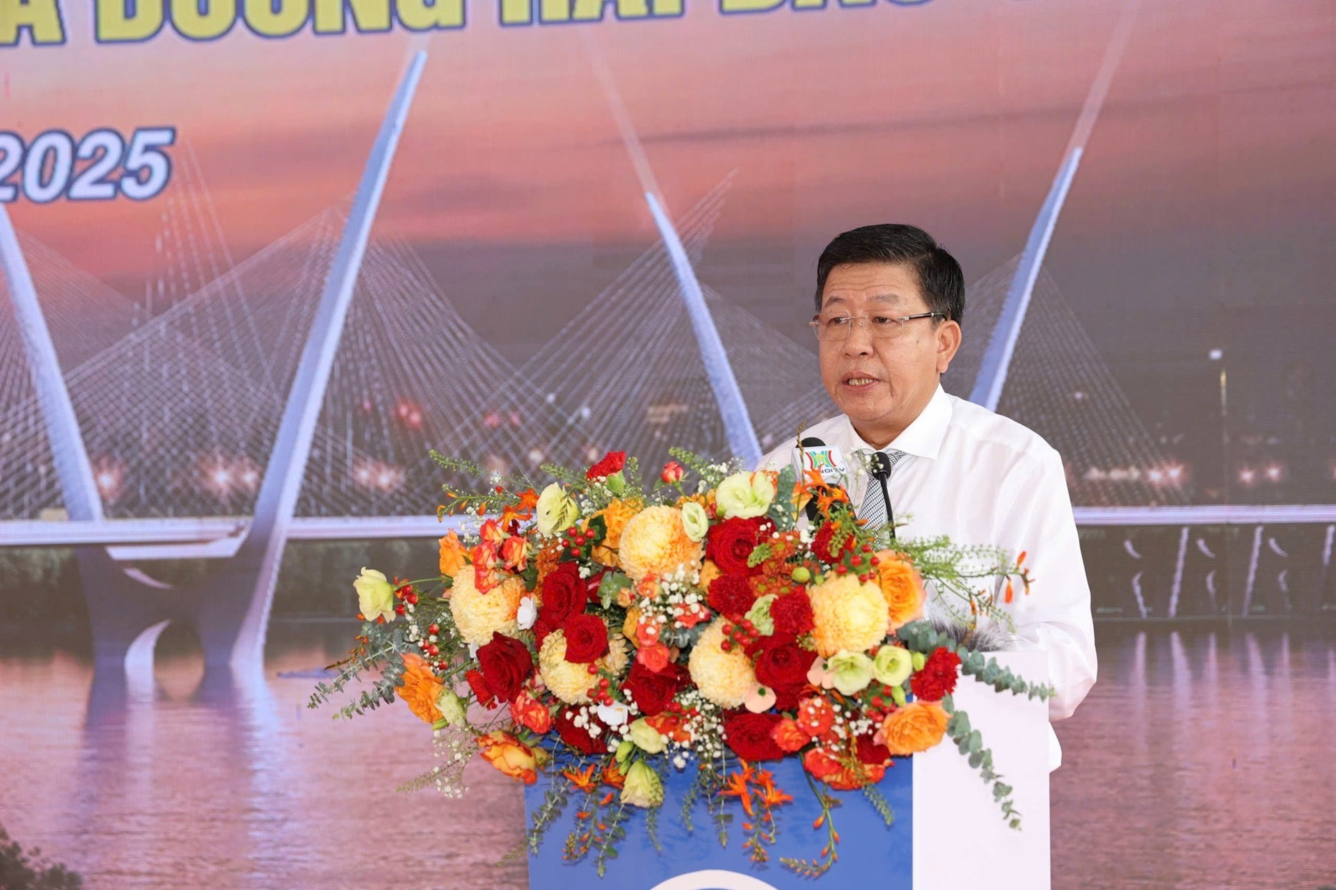 Phó Chủ tịch UBND thành phố Hà Nội Dương Đức Tuấn phát lệnh khởi công công trình. Ảnh: Tuấn Lương
