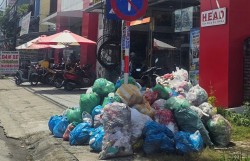 Đà Nẵng: Người dân nín thở đi qua những "bãi rác bất đắc dĩ"