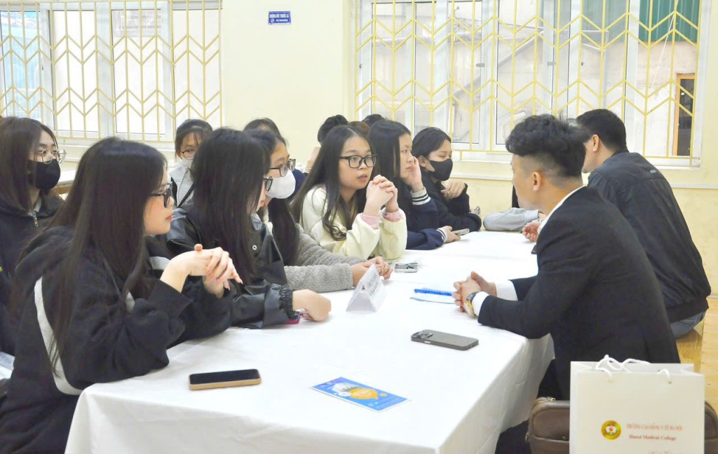 Ngày 29/3, Trường CĐ Y tế Hà Nội tổ chức “Ngày hội việc làm năm 2025” với sự tham gia của hơn 3.000 sinh viên chuẩn bị ra trường cùng 30 nhà tuyển dụng. Ngày 29/3, Trường CĐ Y tế Hà Nội tổ chức “Ngày hội việc làm năm 2025” với sự tham gia của hơn 3.000 sinh viên chuẩn bị ra trường cùng 30 nhà tuyển dụng.