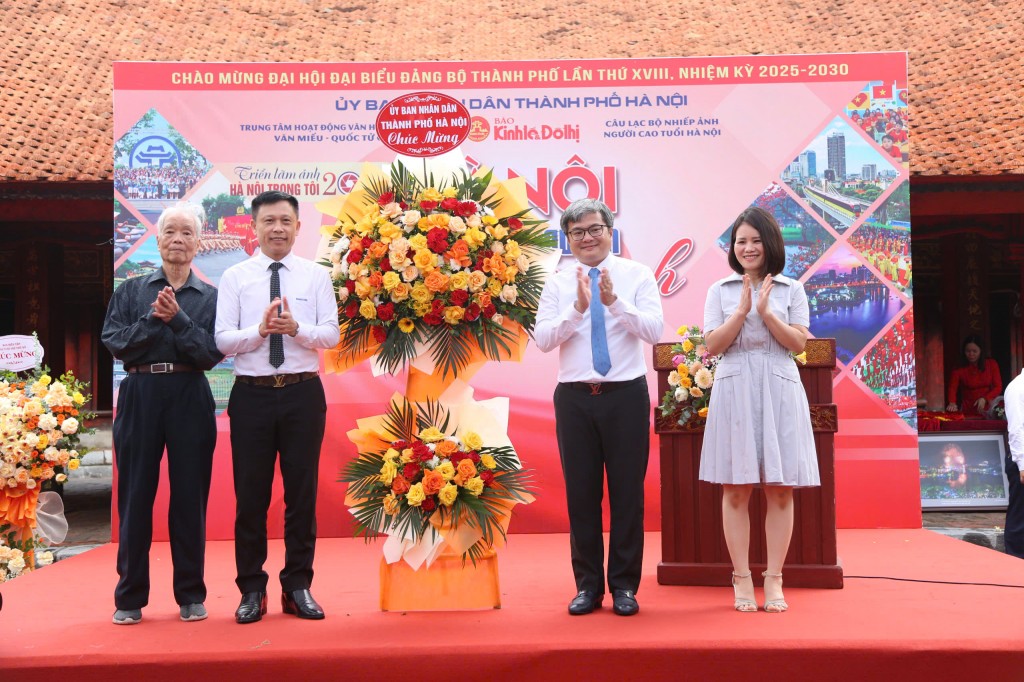 Đồng chí Trương Việt Dũng thay mặt UBND thành phố Hà Nội chúc mừng Ban Tổ chức triển lãm